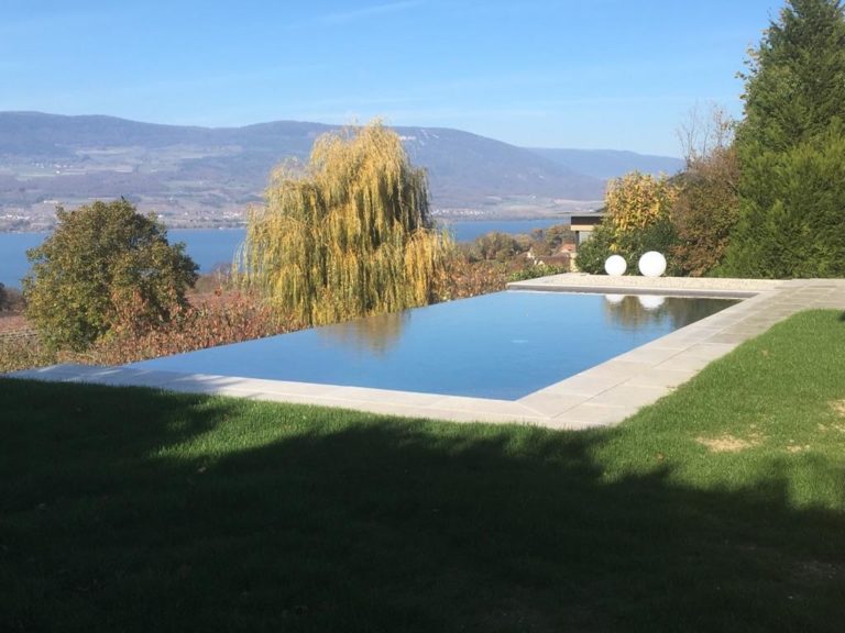 Construire une piscine sur un terrain en pente à Lausanne